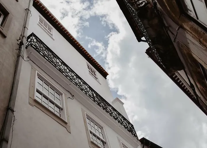 T1 Amplo E Repleto De Luz Junto à Pç Do Comércio - Self Check In