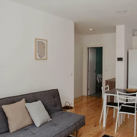 T1 Amplo E Repleto De Luz Junto A Pc Do Comercio - Self Check In شقة كويمبرا