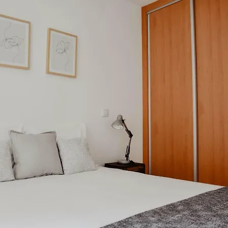 شقة T1 Amplo E Repleto De Luz Junto A Pc Do Comercio - Self Check In