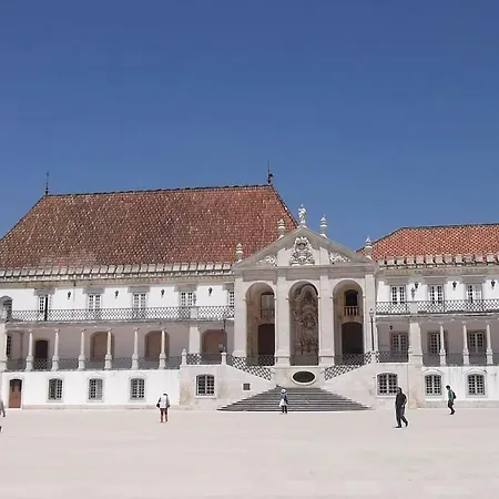 T1 Amplo E Repleto De Luz Junto A Pc Do Comercio - Self Check In * كويمبرا