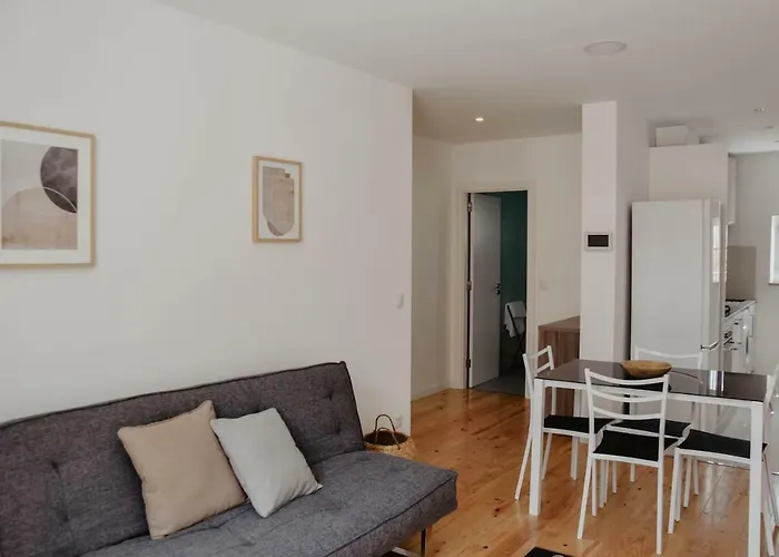 T1 Amplo E Repleto De Luz Junto A Pc Do Comercio - Self Check In Апартаменты Коимбра